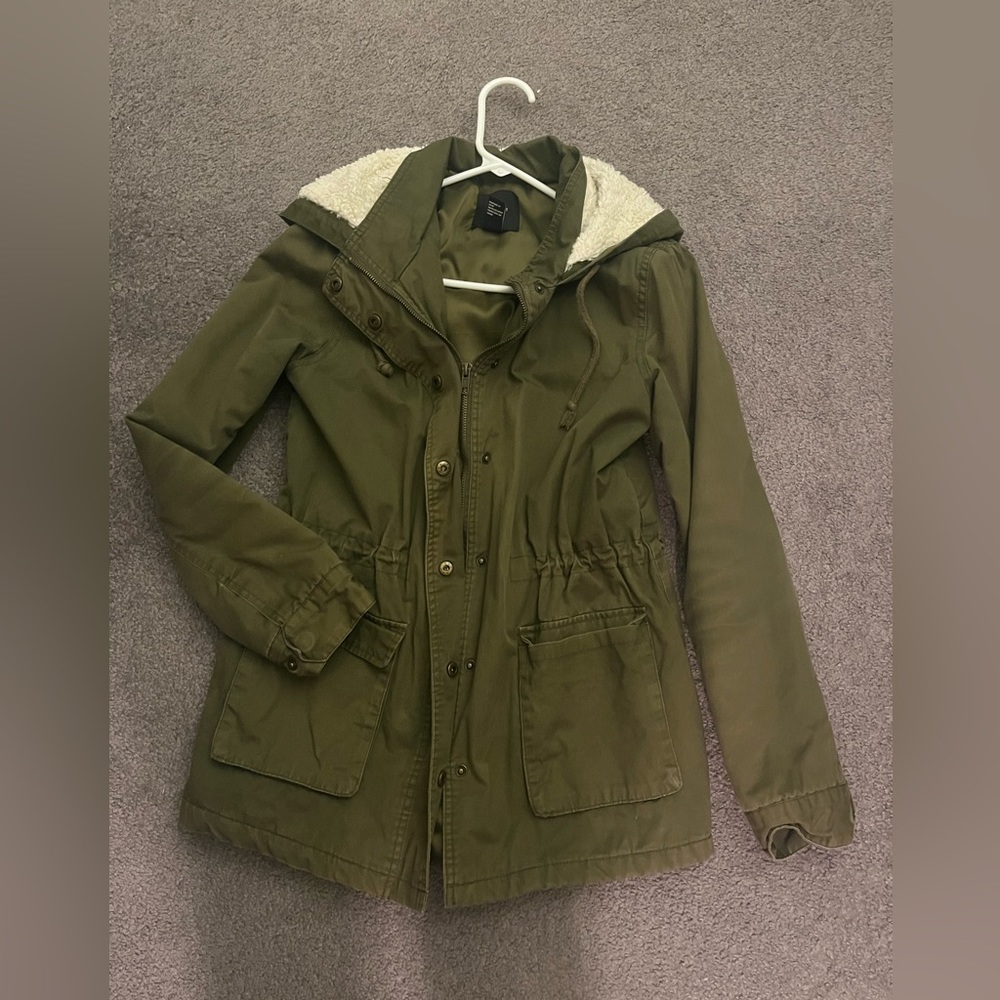 Forever 21 army green winter jacket. Small. Fuzzy hood.